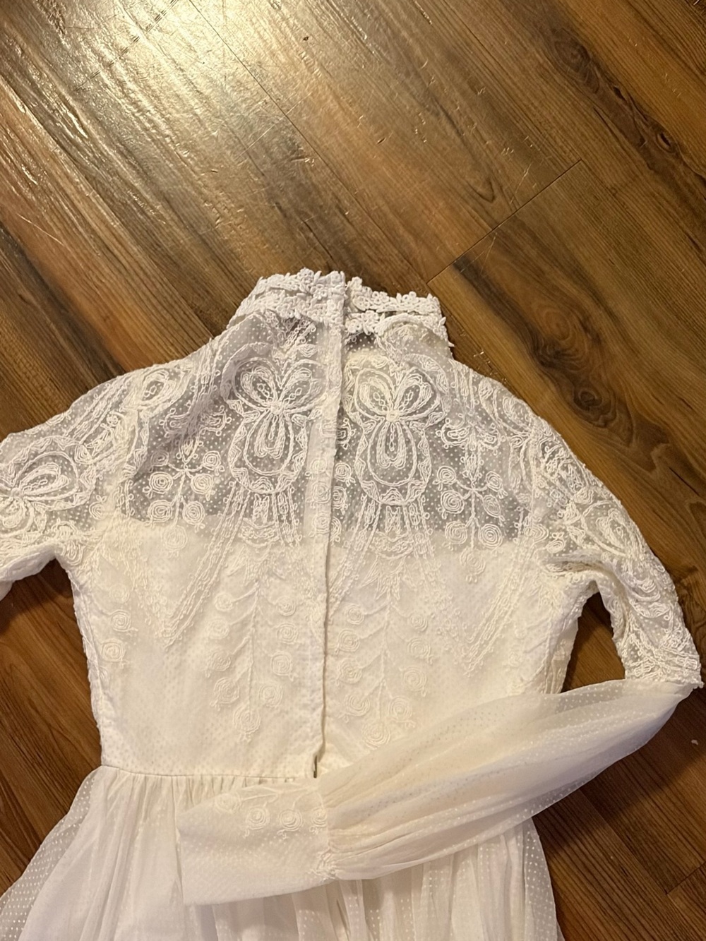 Vintage| Elegant White Lace High-Neck Wedding Dress - Picture 8 of 8